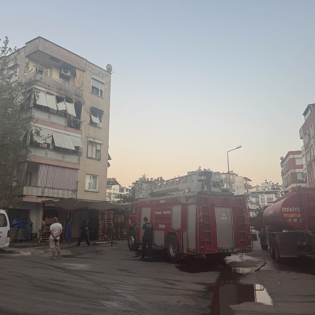 Antalya'da 4 katlı binada çıkan yangın söndürüldü