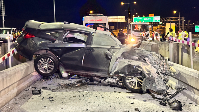 Kocaeli'de otoyol gişelerindeki bariyere çarpan otomobilin sürücüsü öldü