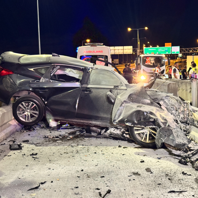 Kocaeli'de otoyol gişelerindeki bariyere çarpan otomobilin sürücüsü öldü