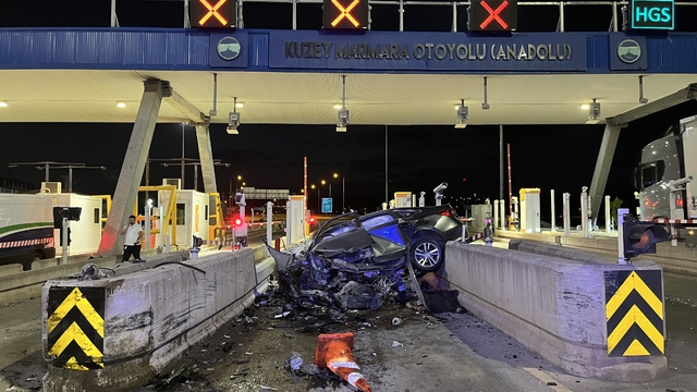 Kuzey Marmara Otoyolu'nda otomobil gişenin beton banketine çarptı; 1 ölü