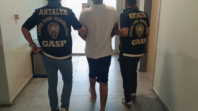 Antalya'da 8 iş yerinin yandığı olaya ilişkin 2 zanlı tutuklandı