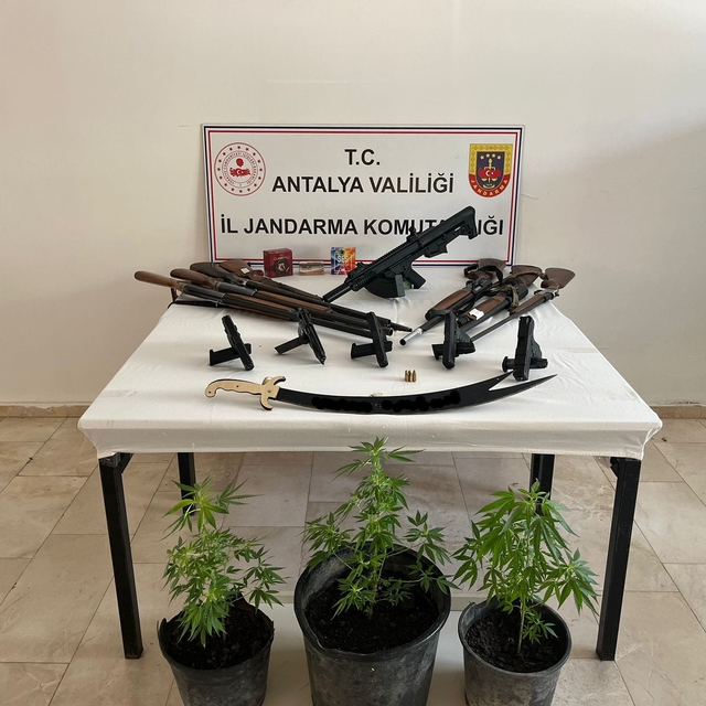 Antalya'da ruhsatsız silah operasyonunda 5 zanlı yakalandı