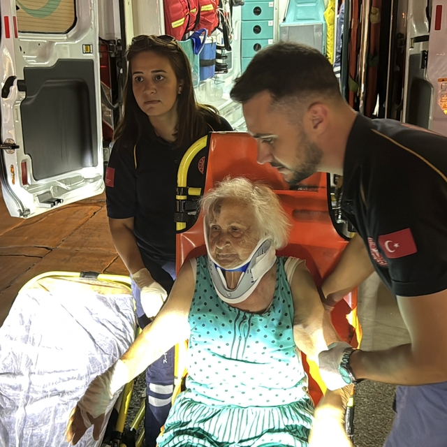 Kütahya'da evinde düşüp yaralanan yaşlı kadını ekipler kurtardı