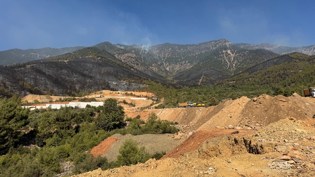 Hatay'da orman yangılarına müdahale sürüyor