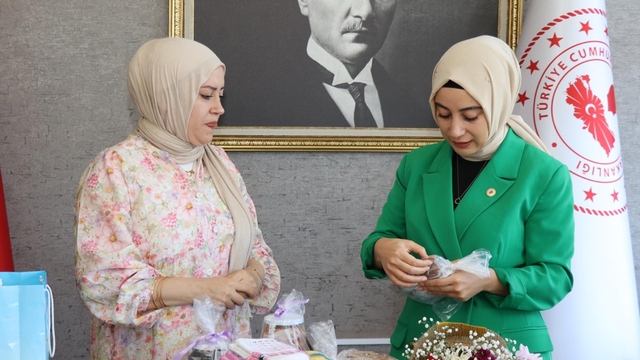 Kadın kaymakama ilçedeki hemcinslerinden 'çeyiz bohçası' hediyesi