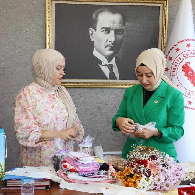 Kadın kaymakama ilçedeki hemcinslerinden 'çeyiz bohçası' hediyesi