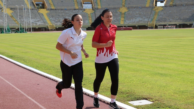 Küçük yaşta atletizme başlayan akademisyen anne, şimdi kızıyla yarışlara hazırlanıyor