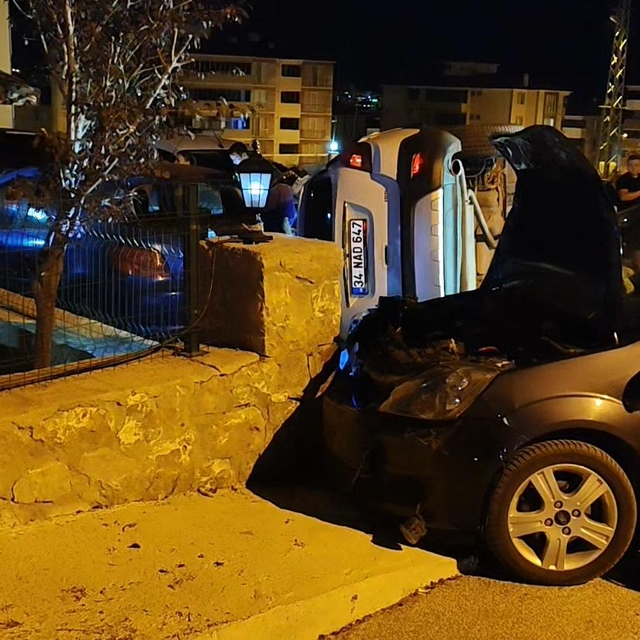 3 otomobilin karıştığı kaza kamerada; 1'i çocuk, 3 yaralı