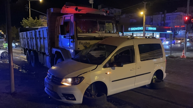 Şanlıurfa'da kamyonla hafif ticari aracın çarpıştığı kazada 1 kişi yaralandı