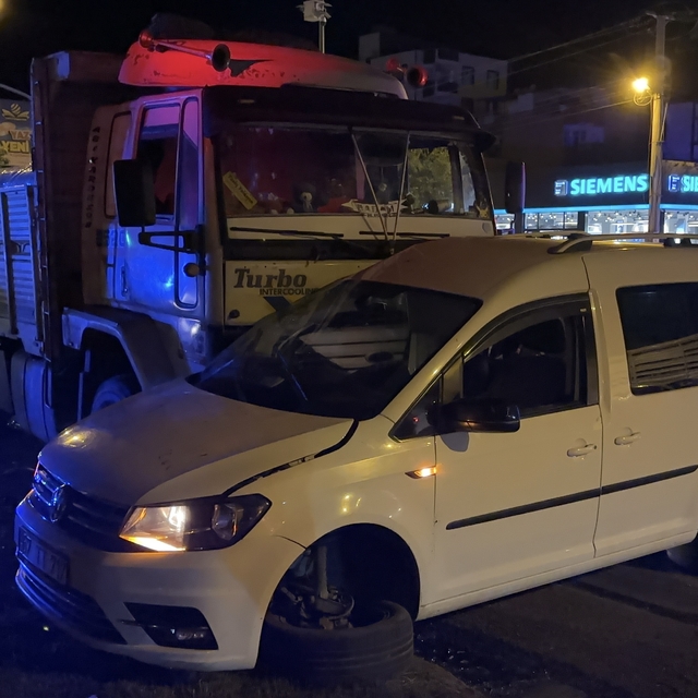 Şanlıurfa'da kamyonla hafif ticari aracın çarpıştığı kazada 1 kişi yaraland...