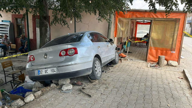 Otomobil, kahvehaneye girdi: 1 ölü, 2 yaralı