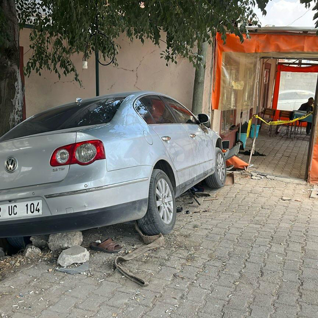 Otomobil, kahvehaneye girdi: 1 ölü, 2 yaralı