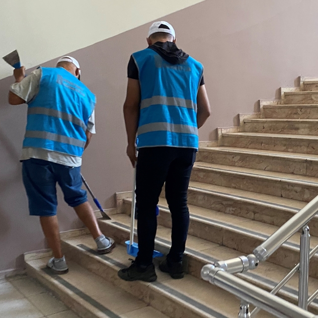 Alaşehir'de yükümlü ve hükümlüler okulların tadilatını yaptı