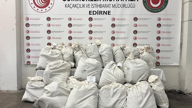 Kapıkule'deki iki operasyonda 245 kilo 932 gram esrar ele geçirildi