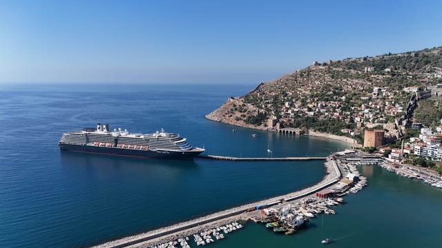 Hollanda bayraklı "Oosterdam" kruvaziyeri Alanya Limanı'na demirledi