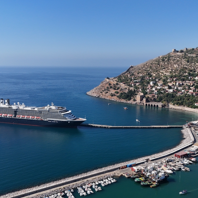 Hollanda bayraklı "Oosterdam" kruvaziyeri Alanya Limanı'na demirledi