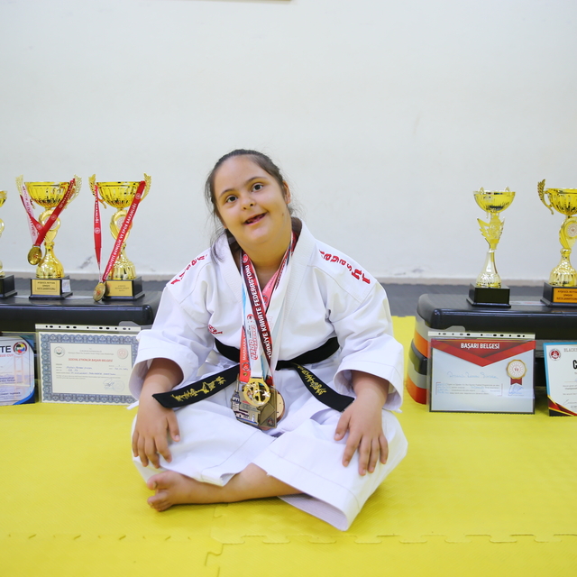 Down sendromlu karateci Ayşegül milli takıma girmeyi hedefliyor