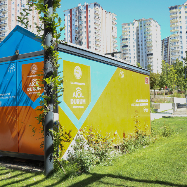 Parklara konulan "acil durum konteynerleri" hayat kurtaracak