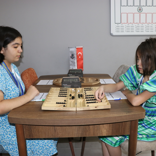 Annelerinden öğrendikleri mangala ve dokuz kumalakta dünya şampiyonu oldula...