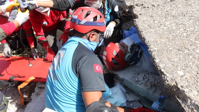 Antalya'da deprem tatbikatı gerçeğini aratmadı