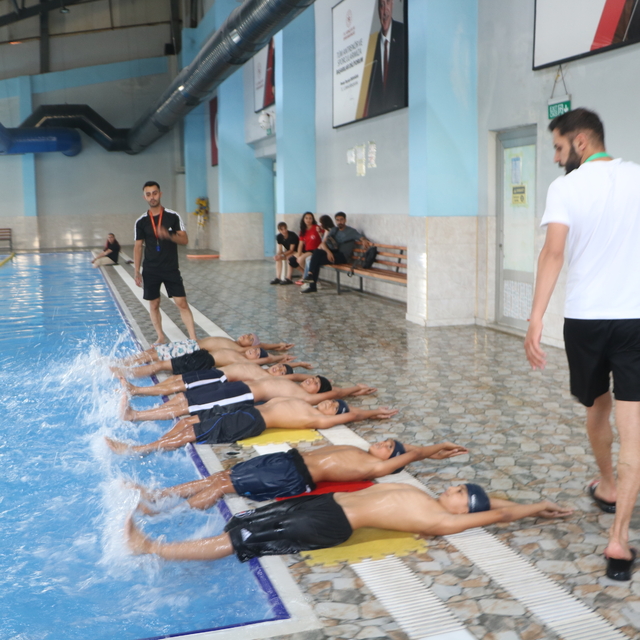 Kirli derede yüzen çocuklar, havuza davet edildi