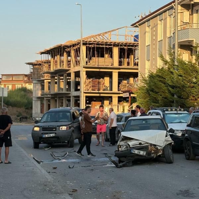 Cipiyle kavga ettiği eşinin otomobiline çarpıp hurdaya çevirdi