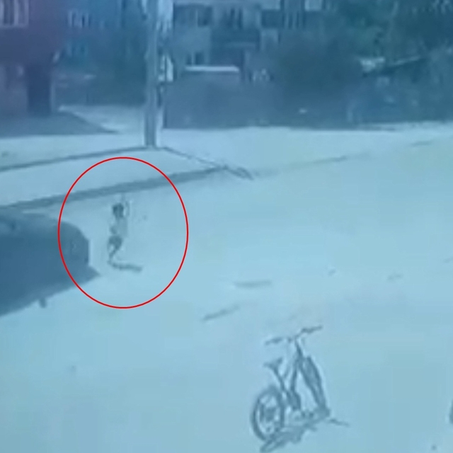 Caddeye koşarak çıkan çocuğa otomobilin çarptığı kaza kamerada