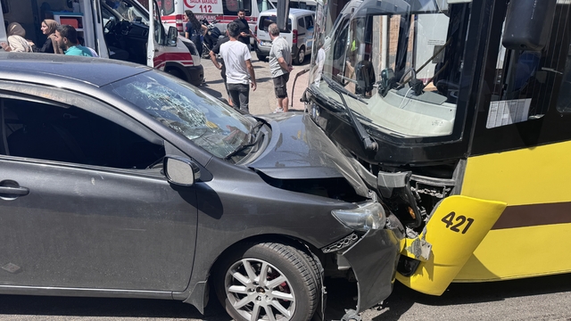 Bursa'da yolcu otobüsü ile otomobilin çarpıştığı kazada 6 kişi yaralandı
