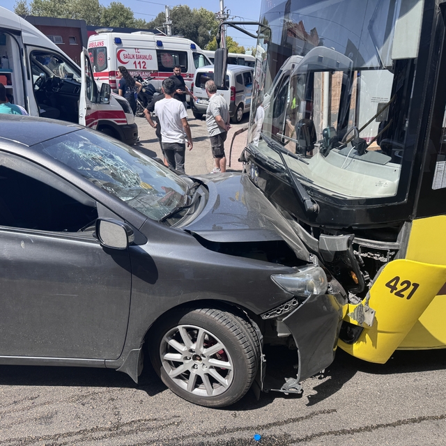 Bursa'da yolcu otobüsü ile otomobilin çarpıştığı kazada 6 kişi yaralandı