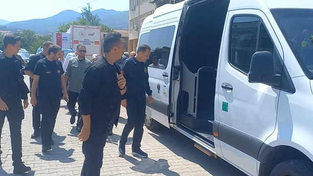 Bakan Yerlikaya, depremin vurduğu Balıkesir'de