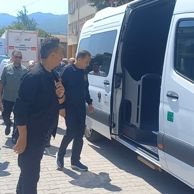 Bakan Yerlikaya, depremin vurduğu Balıkesir'de