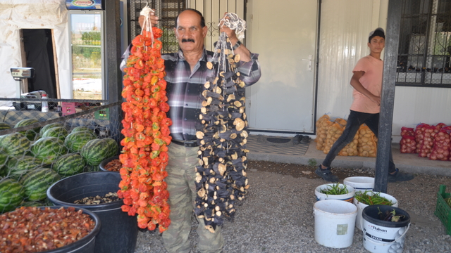 Muşlu çiftçi ​tarlasında yetiştirdiği sebzeleri kurutarak yol kenarında satıyor