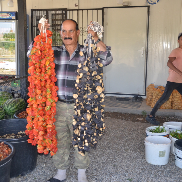 Muşlu çiftçi ​tarlasında yetiştirdiği sebzeleri kurutarak yol kenarında sat...