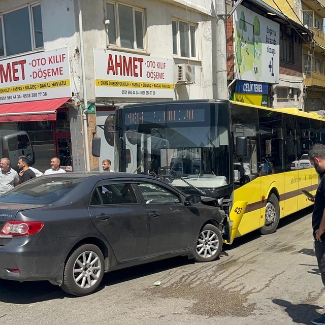 Bursa'da halk otobüsü ile otomobil çarpıştı; 5 yaralı