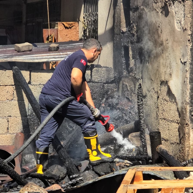 Kozan'da odunlukta çıkan yangın söndürüldü