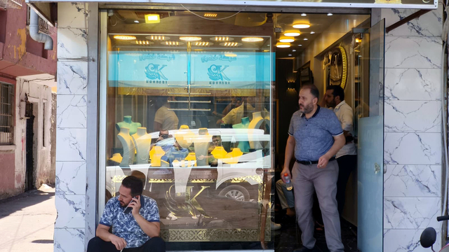 Tabancayla kuyumcuyu vurup, 1 kilo altın çaldılar