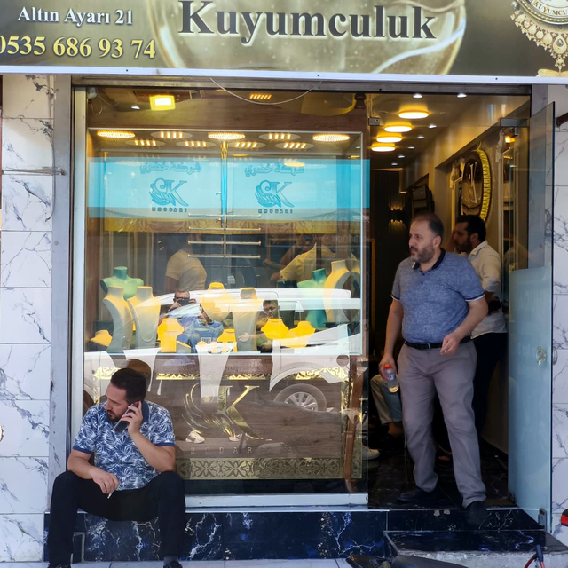 Tabancayla kuyumcuyu vurup, 1 kilo altın çaldılar