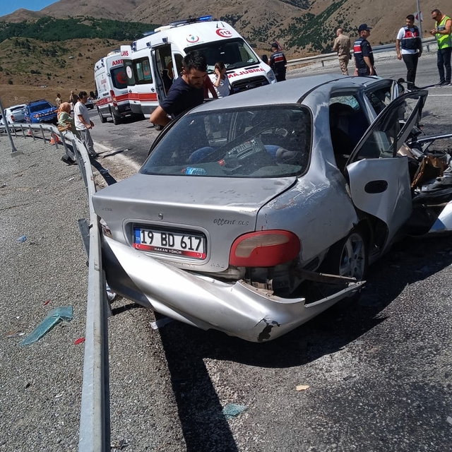 Erzincan'da iki otomobil çarpıştı, 3 kişi ölü, 6 kişi yaralandı