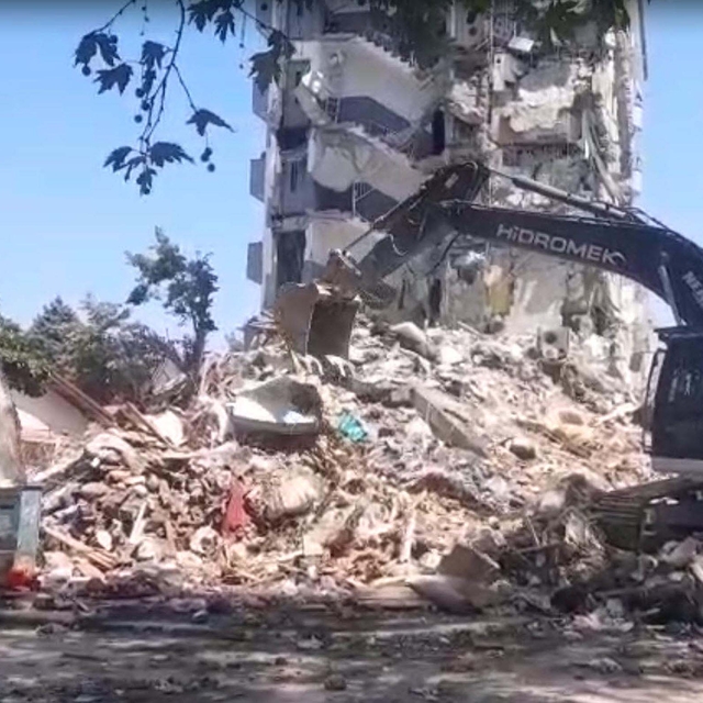 Sındırgı'da hasarlı binaların yıkımına başlandı