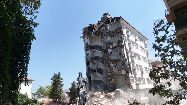 Balıkesir Sındırgı'daki depremde ağır hasar gören binalar kontrollü şekilde yıkılıyor