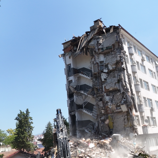 Balıkesir Sındırgı'daki depremde ağır hasar gören binalar kontrollü şekilde...