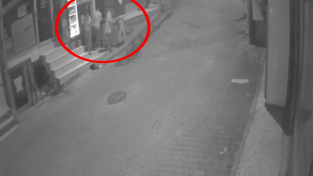 Marketin önündeki dolaptan dondurma çalan 3 şüpheli yakalandı