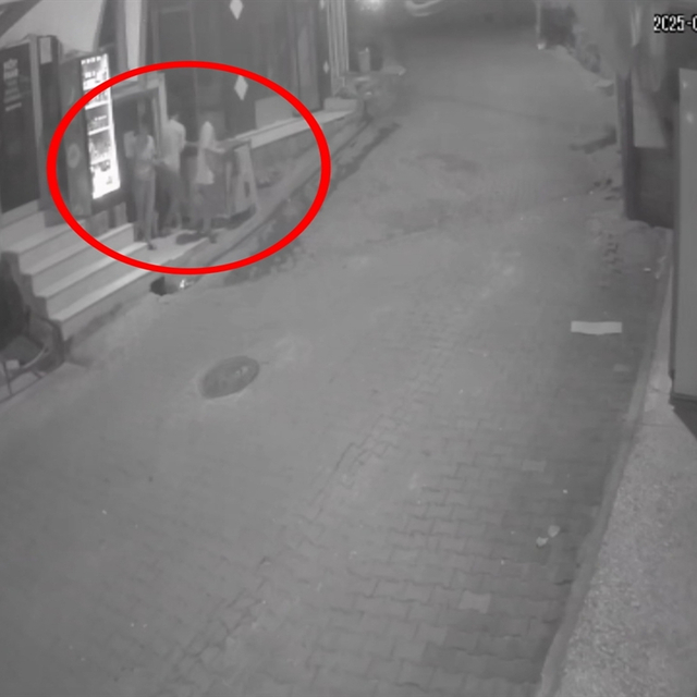 Marketin önündeki dolaptan dondurma çalan 3 şüpheli yakalandı