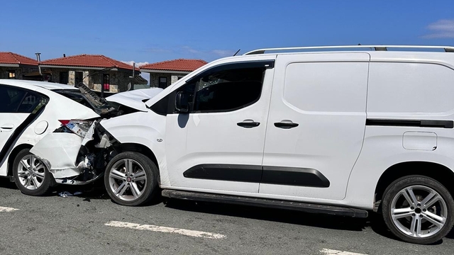 Rize'de hafif ticari araçla otomobil çarpıştı, 1 kişi öldü, 5 kişi yaralandı