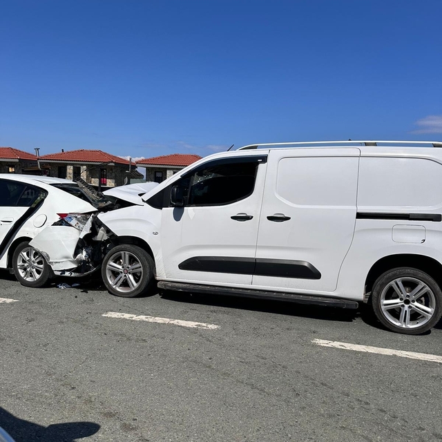 Rize'de hafif ticari araçla otomobil çarpıştı, 1 kişi öldü, 5 kişi yaraland...