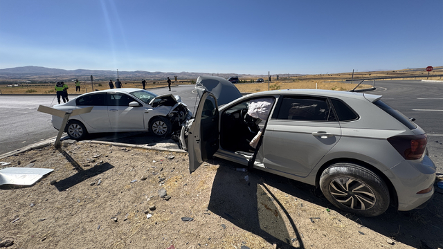 Elazığ'da iki otomobilin çarpıştığı kazada 8 kişi yaralandı