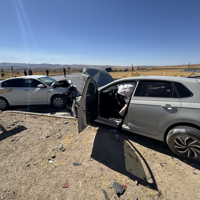 Elazığ'da iki otomobilin çarpıştığı kazada 8 kişi yaralandı