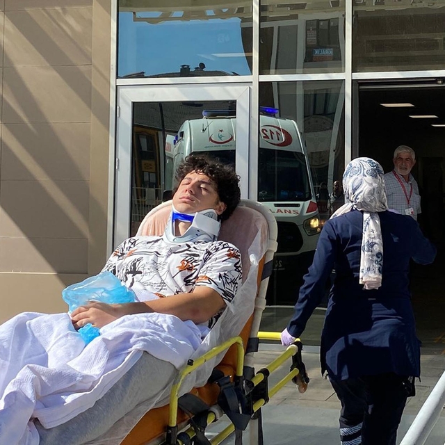 Kızıldağ'da iki otomobil çarpıştı: 1 çocuk 3 ölü, 6 yaralı