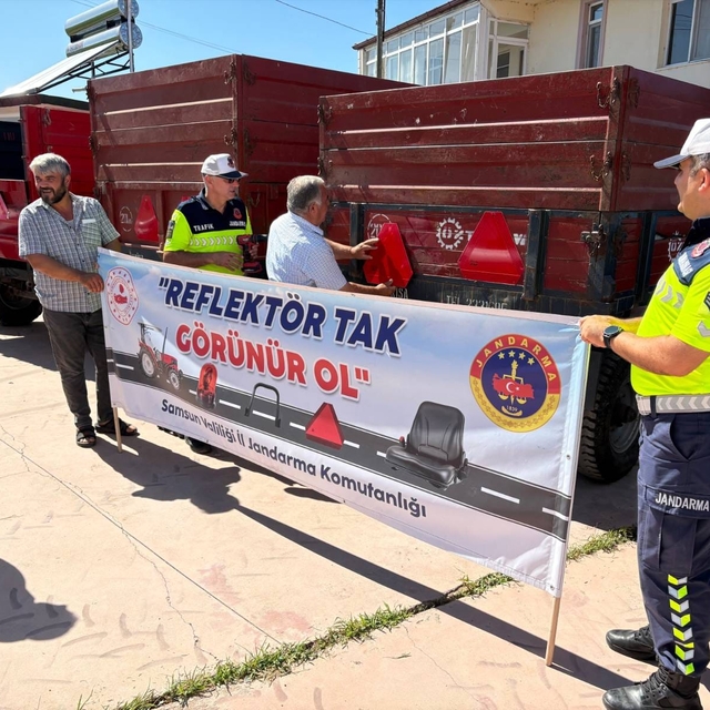 Jandarma, traktör sürücülerine "Reflektör Tak, Görünür Ol" eğitimi verdi