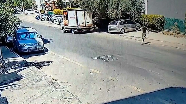 El freni boşalıp hareket eden kamyonetinin peşinden koştu; o anlar kamerada